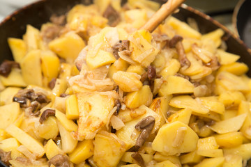 fried potatoes with mushrooms