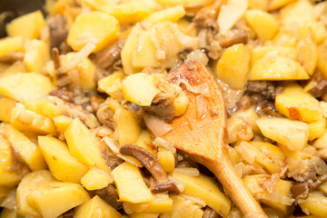 fried potatoes with mushrooms