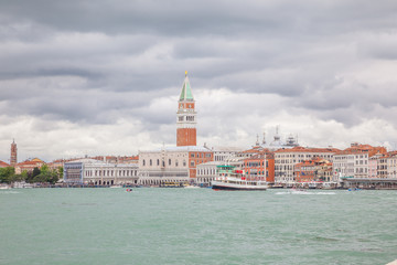 Fototapeta premium Venise : Campanile et Place Saint-Marc, Palais des Doges