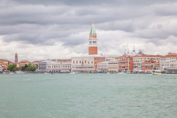 Fototapeta premium Venise : Campanile et Place Saint-Marc, Palais des Doges