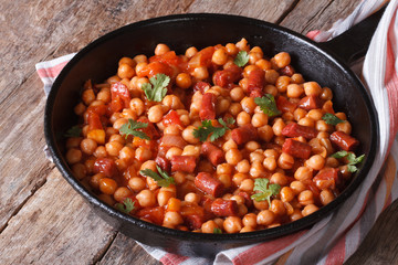 Chickpeas with chorizo ​​and vegetables in the pan