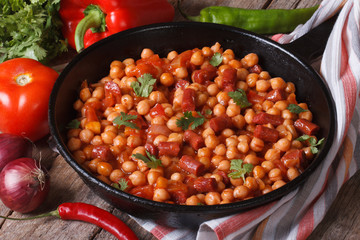 Chickpeas with chorizo ​​in a frying pan and the ingredients