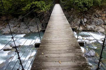 木製の吊り橋