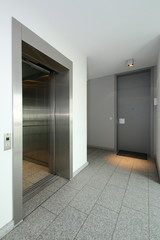 offener Aufzug im Hausflur