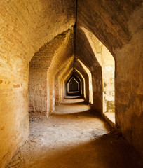 Naklejka premium Stary tunel w kasztelu, Mandalay, Myanmar