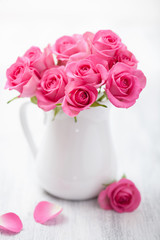 beautiful pink roses bouquet in vase