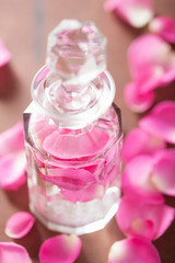 Obraz na płótnie Canvas perfume bottle and pink rose flowers. spa aromatherapy