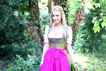 Mit dem Dirndl in der Natur