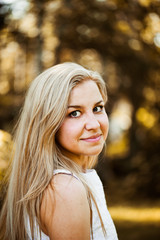 Obraz premium Autumn outdoor portrait of beautiful young blond woman