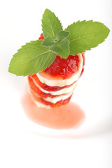 Ягодный десерт с листьями мяты