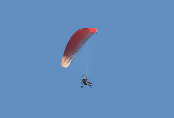 Motor hang glider with parachute-wing fly with a pilot