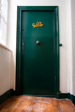 Hello accroch&eacute; &agrave; la porte d'entr&eacute;e