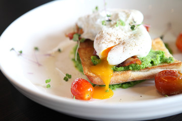 peas poached eggs