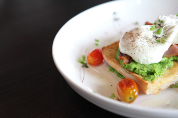 peas poached eggs