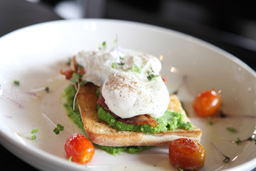 peas poached eggs