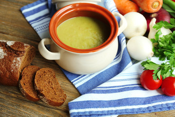 Obraz na płótnie Canvas Leek soup on table, close up