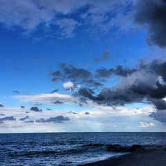 spiaggia con nuvole italia