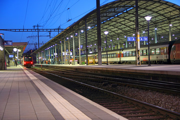 Fototapeta premium bahnhof bei nacht in olten