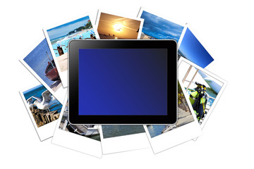 Tablet PC mit blanko Display liegt auf vielen Urlaubsbildern