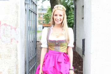 am Eingang mit dem Dirndl