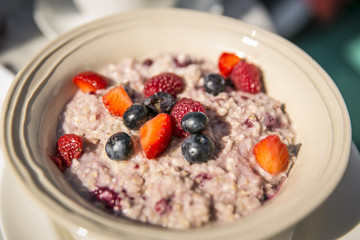 Bircher Müsli mit gemischten Früchten