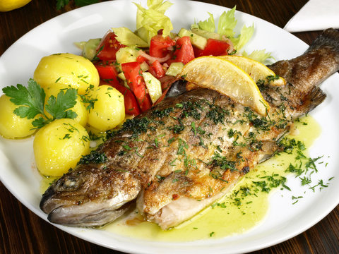 Forelle gebraten - mit Salzkartoffeln und Salat