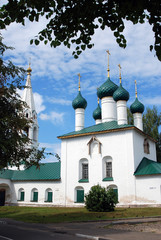 Fototapeta na wymiar Old beautiful othodox church in Yaroslavl, Russia.