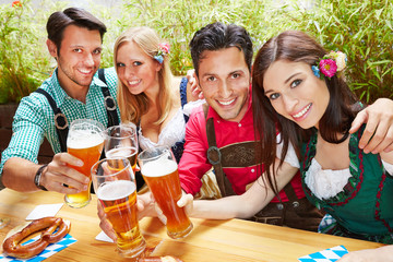 Freunde in Bayern stoßen mit Bier an