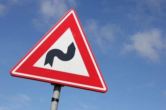 niederl&auml;ndisches Verkehrszeichen: Doppelkurve (zun&auml;chst rechts)