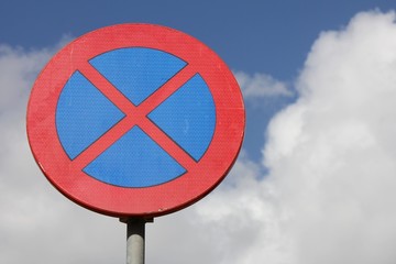 niederländisches Verkehrszeichen: absolutes Haltverbot