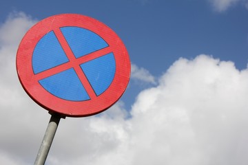 niederländisches Verkehrszeichen: absolutes Haltverbot
