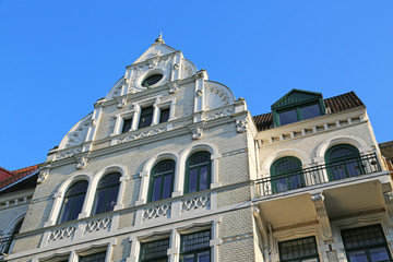 Klinkeraltbau mit grünen Fenstern_2