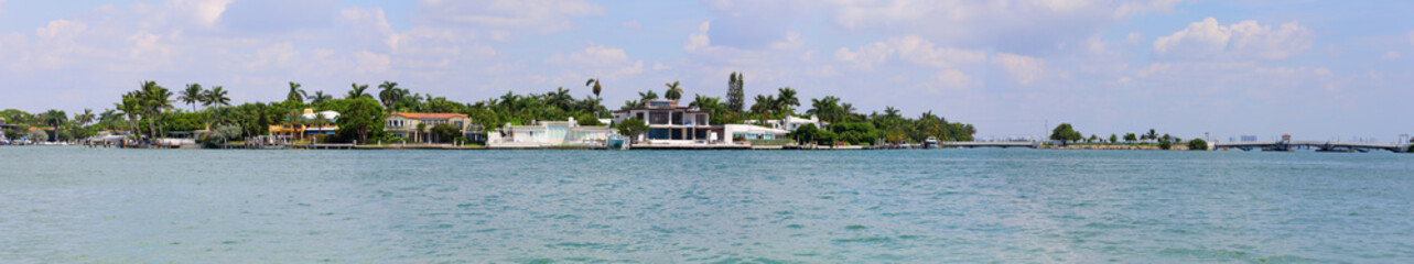 Fototapeta na wymiar Panoramic Miami Beach homes on the water