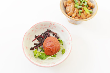 おいしそうな納豆と梅干