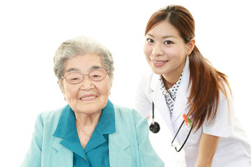 Fototapeta premium 笑顔の高齢者と女医