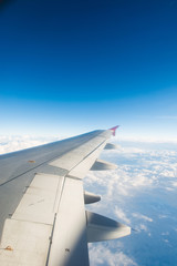 Obraz premium Airplane wing out of window