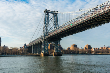 Obraz premium Manhattan bridge on summer day