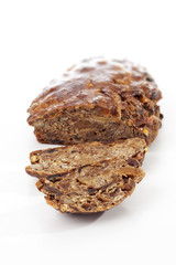 Früchtebrot mit Nüssen und Rosinen,  weisser Untergrund