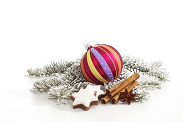 Bunte Christbaumkugel auf weißem Hintergrund