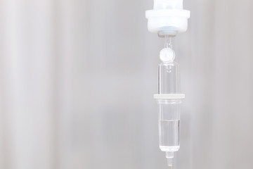 Infusion mit durchsichtigen Flüssigkeit drinnen