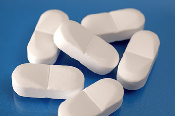 Tabletten auf buntem Untergrund