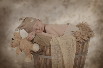 Newborn hält Teddy