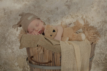 Baby hält Teddybär