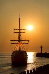 Statek o zachodzie słońca w porcie