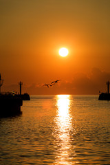 Port podczas wschodu i zachodu słońca © blizarre
