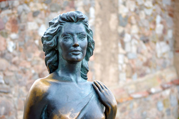 Fototapeta na wymiar Estatua en bronce. Eva Gardner. Detalle