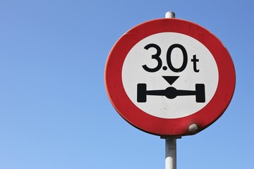 niederländisches Verkehrszeichen: Verbot für Fahrzeuge, deren Achslast 3 t überschreitet