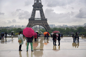 Fototapeta premium Kolorowe parasole Deszczowy dzień Wieża Eiffla Paryż