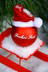 Baumkugel mit M&uuml;tze - Frohes Fest