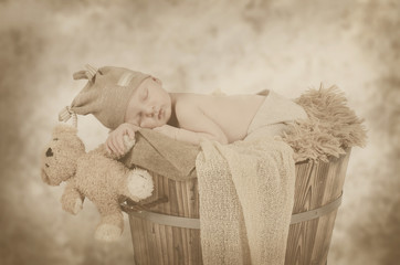 Newborn hält Teddy